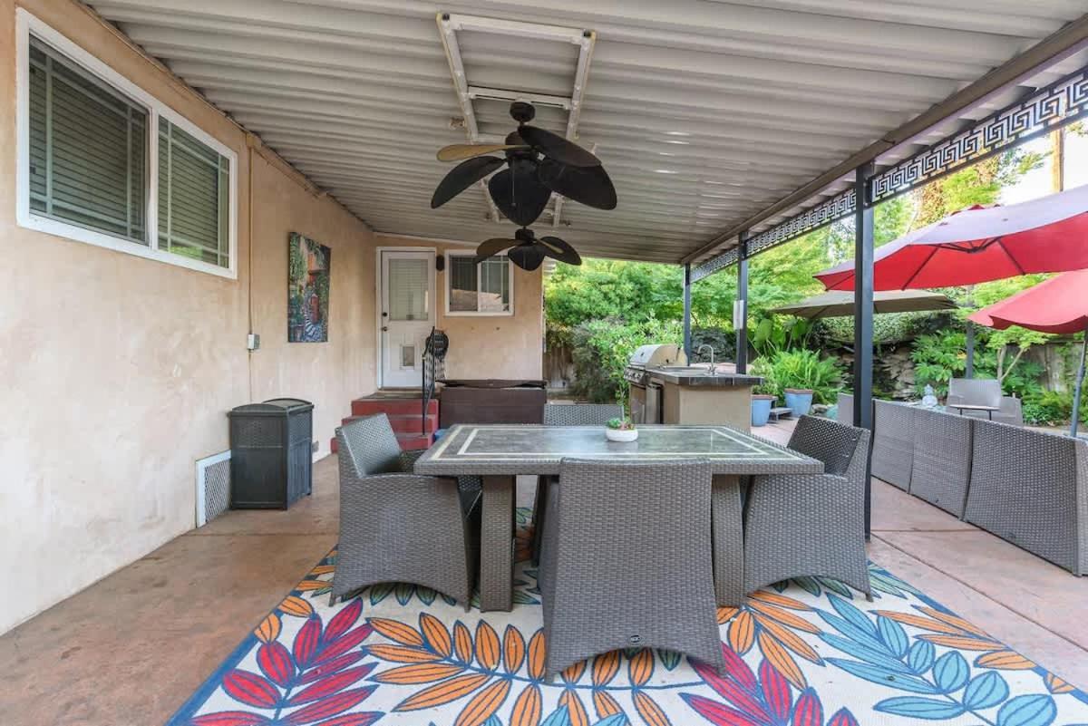 Holiday home Seq Parks-house With Hot Tub Fire Pit Koi Pond Outdoor Kitchen