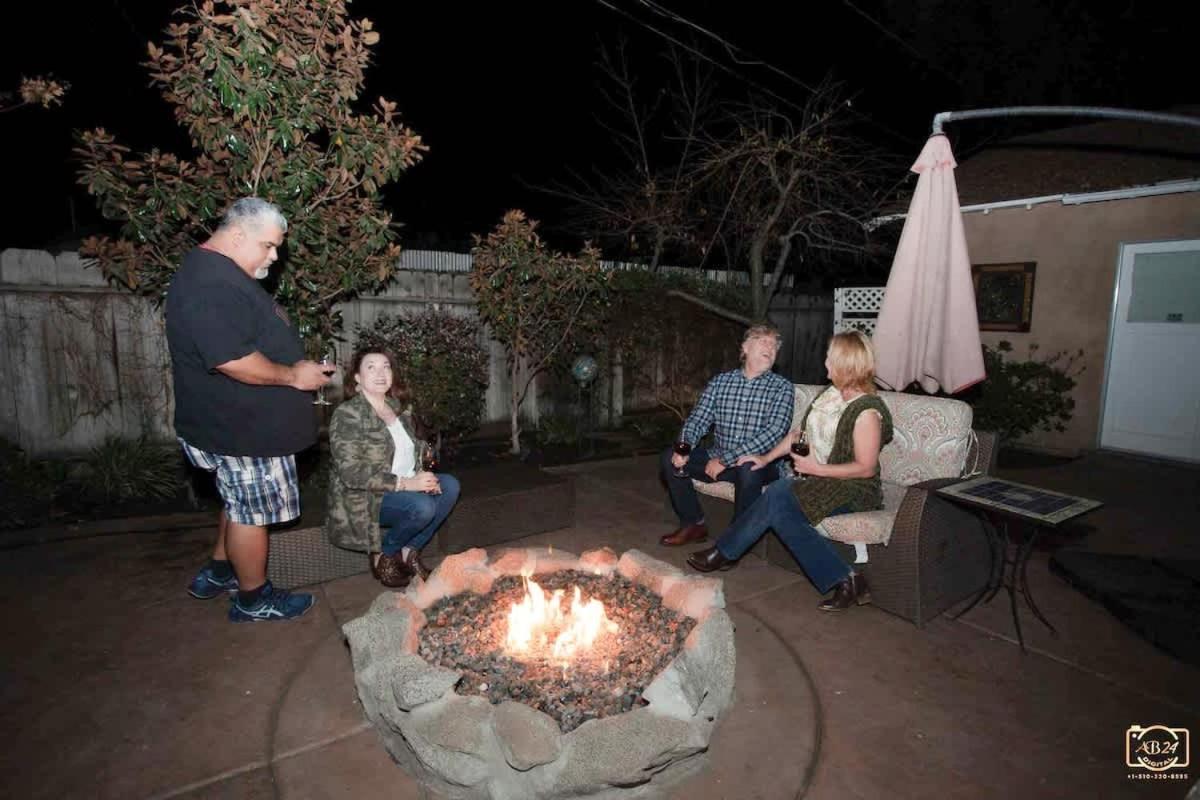 Seq Parks-house With Hot Tub Fire Pit Koi Pond Outdoor Kitchen Holiday home Visalia