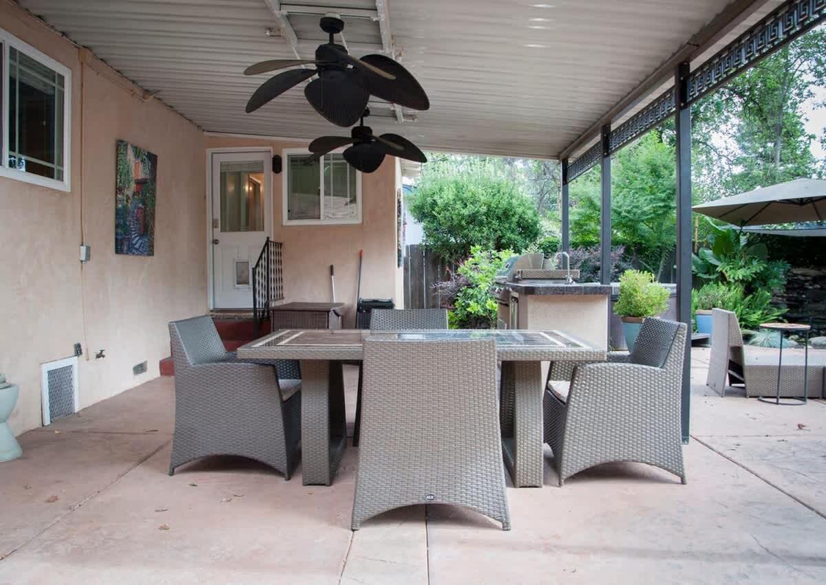 Seq Parks-house With Hot Tub Fire Pit Koi Pond Outdoor Kitchen Visalia